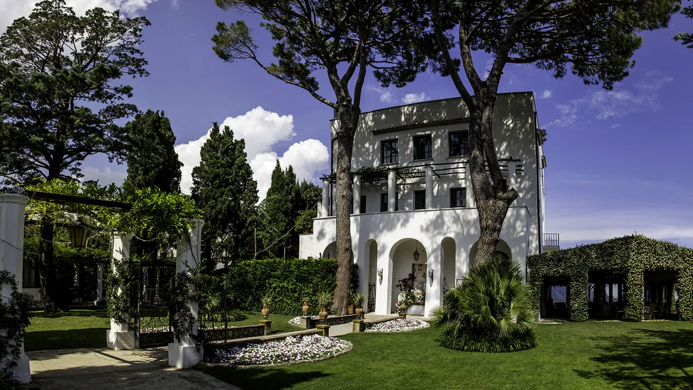 Una villa della Costiera Amalfitana tra i cipressi